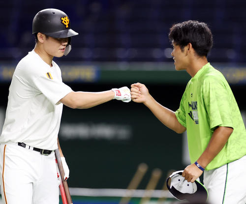 巨人対ヤクルト　光星学院の後輩の武岡（右）とタッチを交わす坂本（撮影・狩俣裕三）