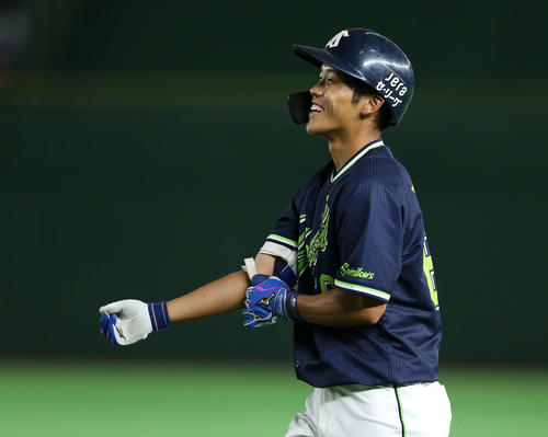 巨人対ヤクルト　3回表ヤクルト無死、内野安打を放ち笑顔を見せる武岡（撮影・河野匠）