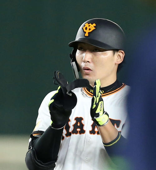 巨人対ヤクルト　8回裏巨人2死二塁、三塁線に適時二塁打を放ち塁上で手をたたく丸（撮影・河野匠）