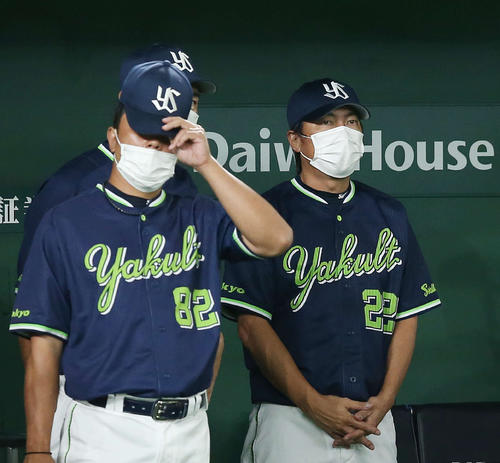 巨人対ヤクルト　9回表、ベンチから険しい表情で戦況を見つめる高津監督（右）（撮影・河野匠）