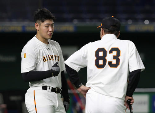 巨人対ヤクルト　試合前、原監督（右）に声を掛けられる岡本（撮影・河野匠）
