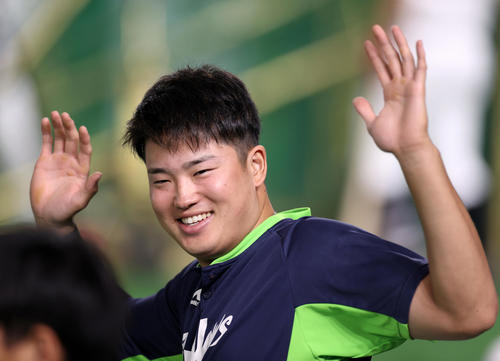 巨人対ヤクルト　試合前、笑顔でウオーミングアップをする村上（撮影・狩俣裕三）