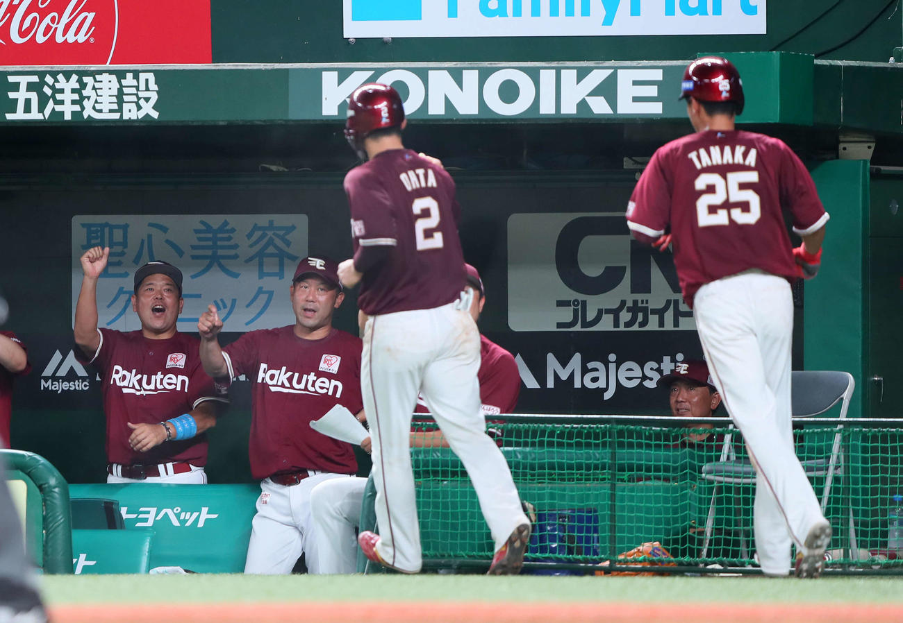 西武対楽天　6回表楽天2死満塁、小深田の適時二塁打で生還した太田（中央2）らをガッツポーズで迎える三木監督（左から2人目）ら（撮影・足立雅史）