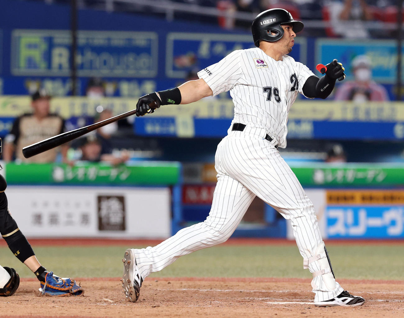 ロッテ対日本ハム　5回裏ロッテ2死一、三塁、逆転の右越え3点本塁打を放つマーティン（撮影・垰建太）