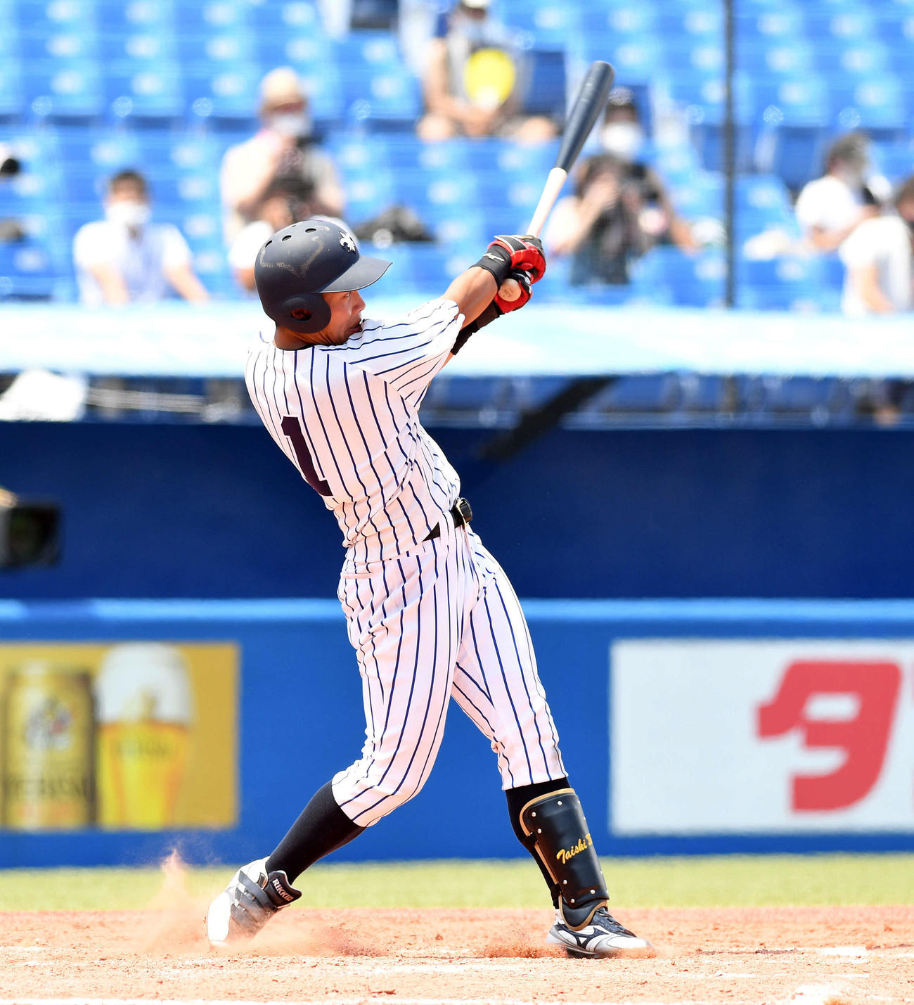 立大対慶大　4回表立大無死、太田は左中間へソロ本塁打を放つ（撮影・滝沢徹郎）