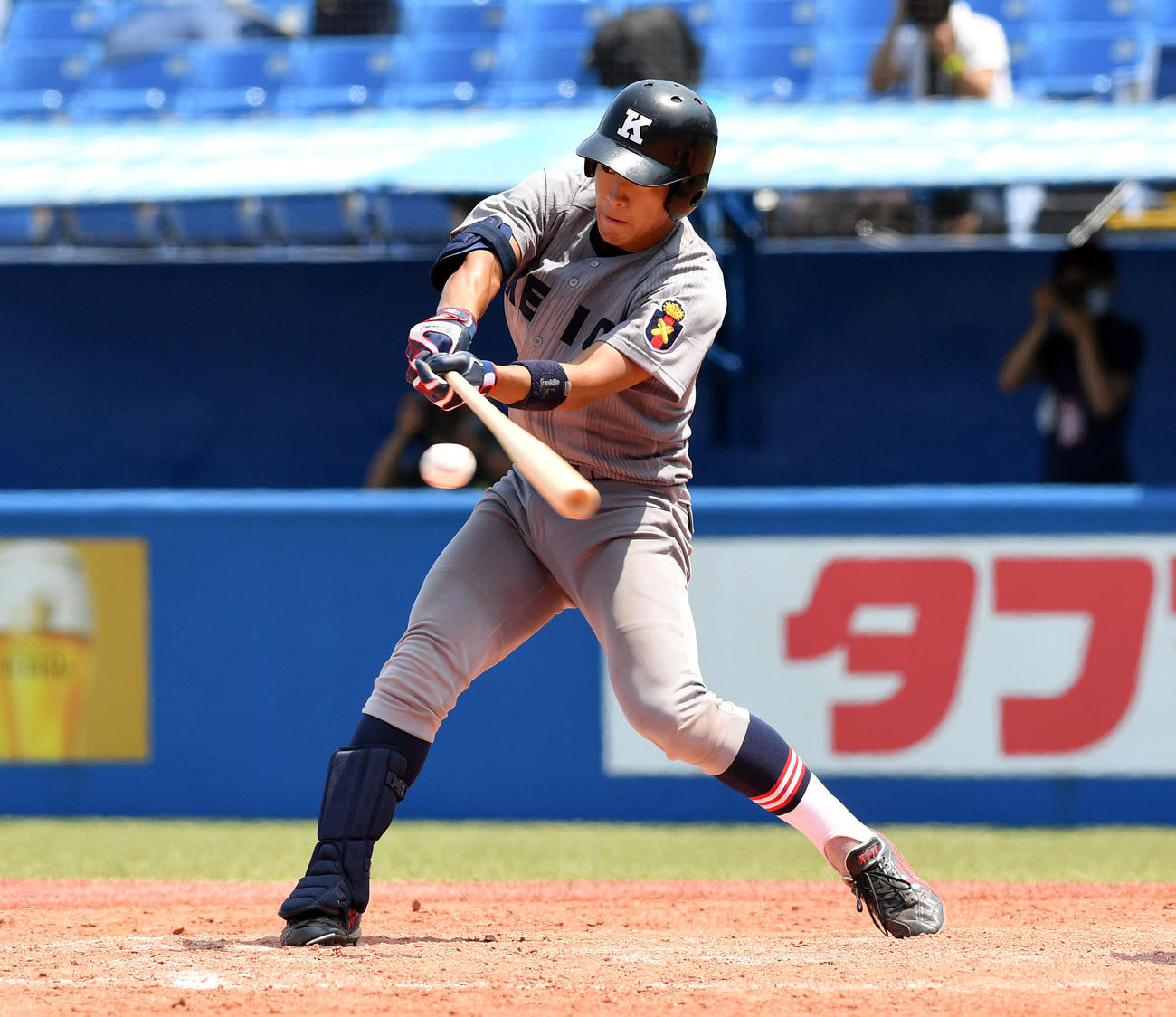 立大対慶大　4回裏慶大2死満塁、下山は内野安打を放ち敵失を誘い同点とする（撮影・滝沢徹郎）