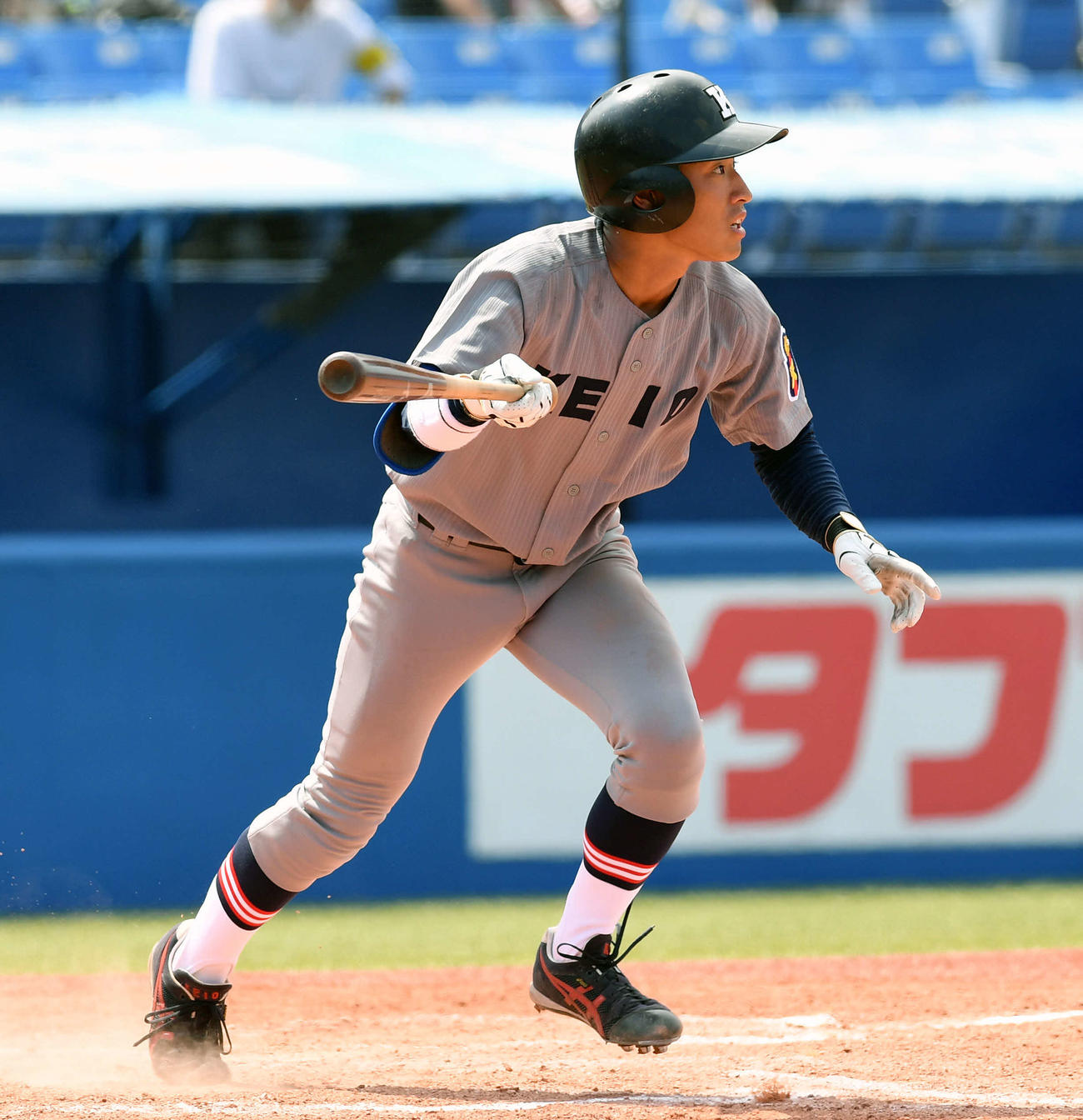 立大対慶大　7回裏慶大2死一、二塁、渡辺遼は右中間へ2点適時三塁打を放つ（撮影・滝沢徹郎）