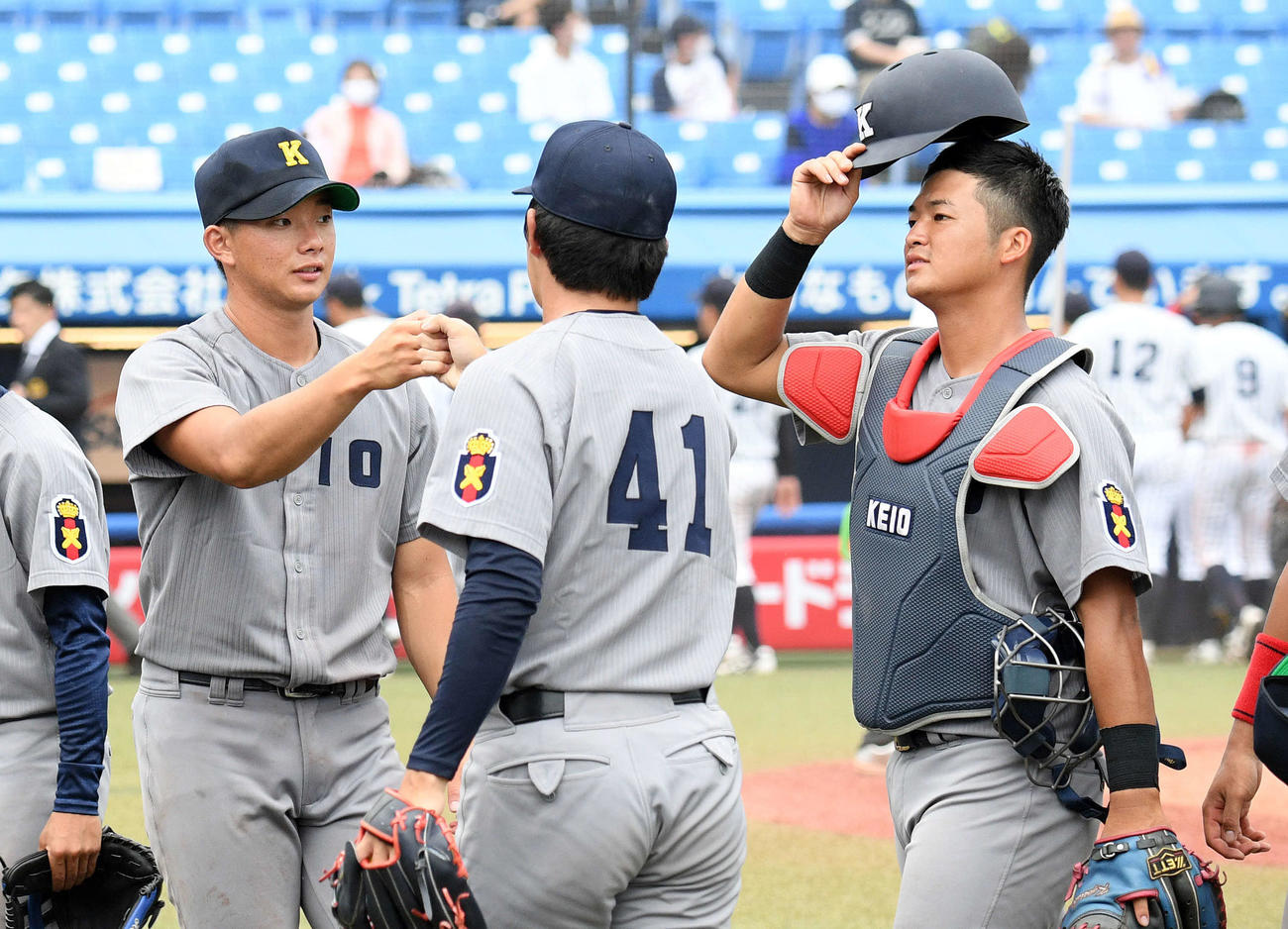 立大対慶大　試合後ナインとグータッチを交わす慶大・木沢（左）（撮影・滝沢徹郎）