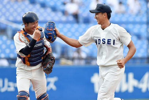 早大対法大　3回表早大2死一、二塁、滝沢を遊ゴロに仕留めた高田孝（右）は大柿とグラブタッチを交わす（撮影・滝沢徹郎）