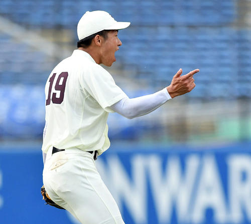 早大対法大　3回裏法大1死一、三塁、中村迅を併殺打に打ち取り叫ぶ徳山（撮影・滝沢徹郎）