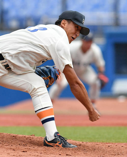 早大対法大　5回、汗を飛ばし力投を続ける法大高田孝（撮影・滝沢徹郎）