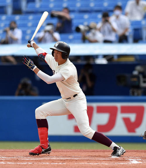 早大対法大　6回表早大2死一、二塁、鈴木萌は先制の左前適時二塁打を放つ（撮影・滝沢徹郎）