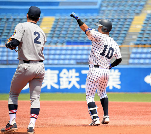 立大対慶大　1回表立大無死、宮慎（右）は中前打を放ちガッツポーズする（撮影・滝沢徹郎）