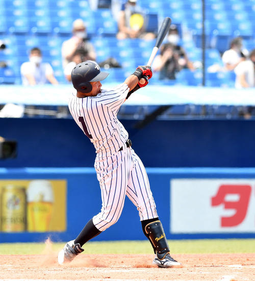 立大対慶大　4回表立大無死、太田は左中間へソロ本塁打を放つ（撮影・滝沢徹郎）