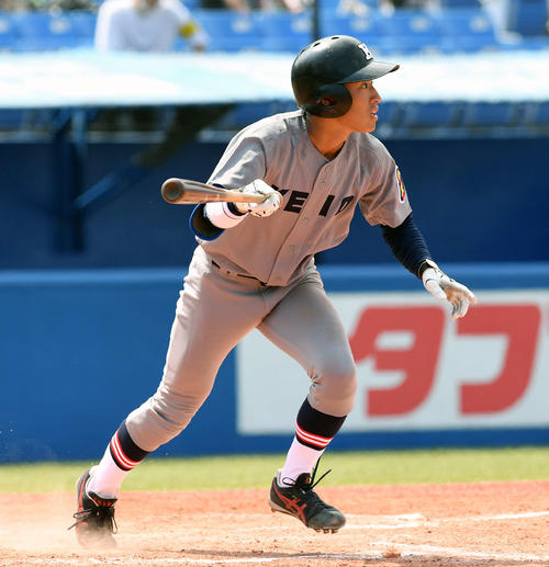 立大対慶大　7回裏慶大2死一、二塁、渡辺遼は右中間へ2点適時三塁打を放つ（撮影・滝沢徹郎）