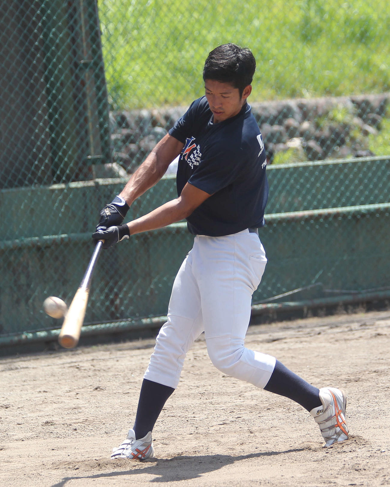 ティー打撃に取り組むネイサン