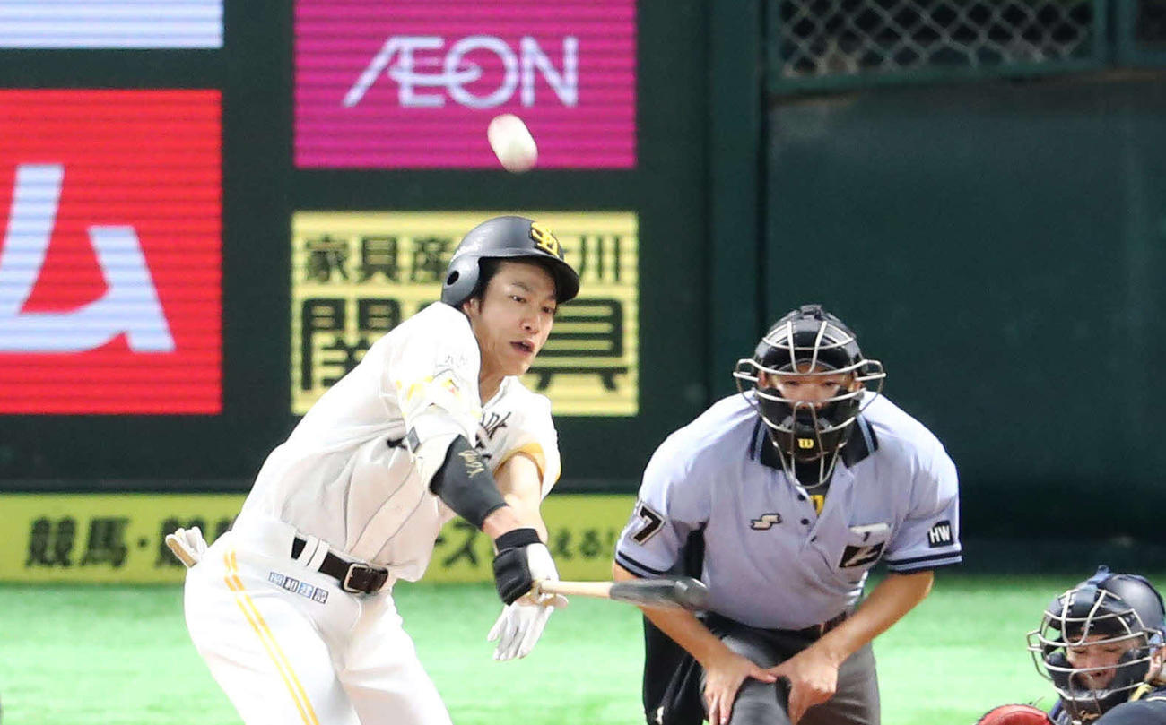 6回裏ソフトバンク2死一、二塁、柳田は右手1本で本塁打を放つ（撮影・梅根麻紀）
