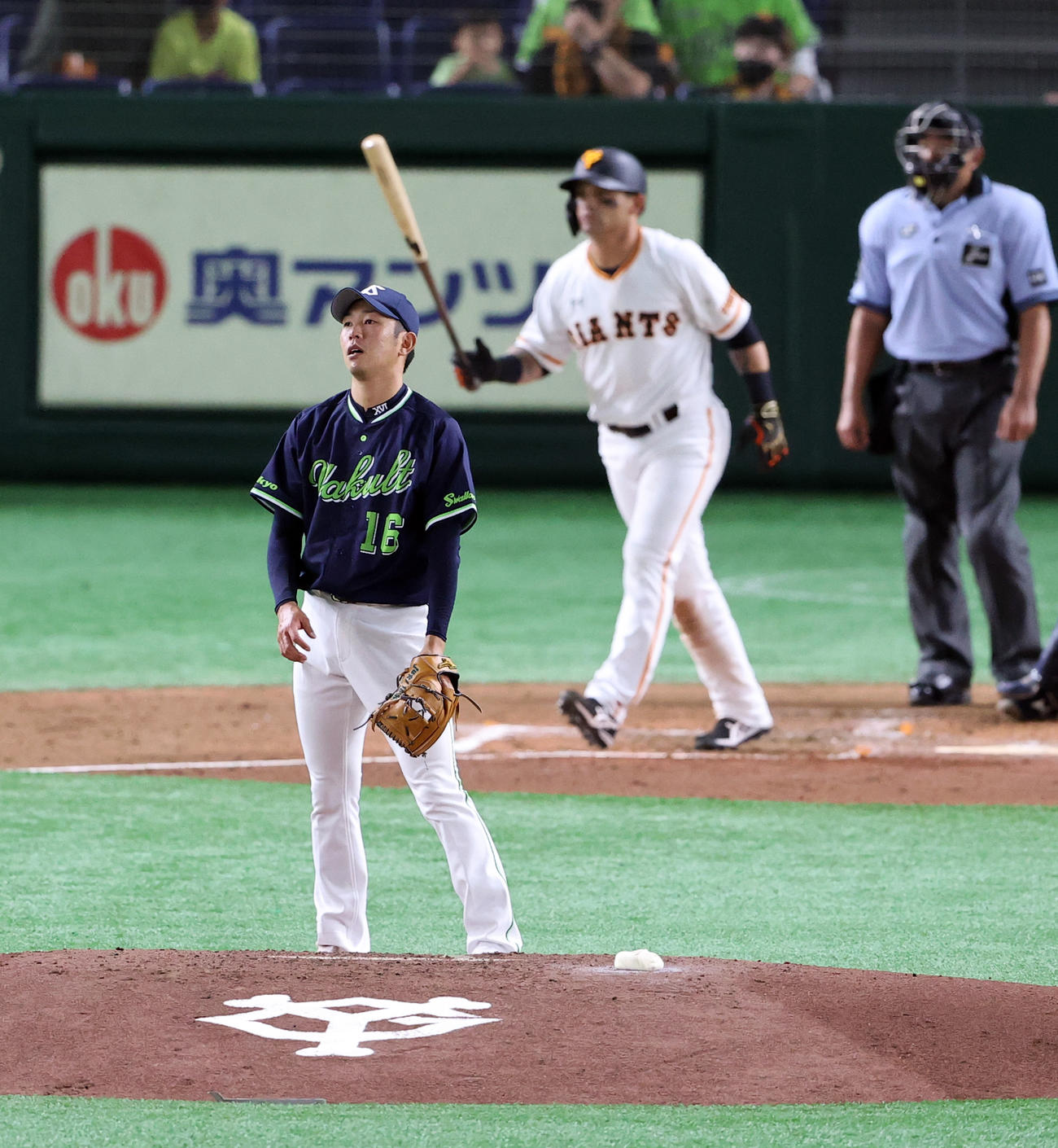 巨人対ヤクルト　2回裏巨人2死、パーラに右翼ソロ本塁打を浴び、がっくりの原（撮影・浅見桂子）
