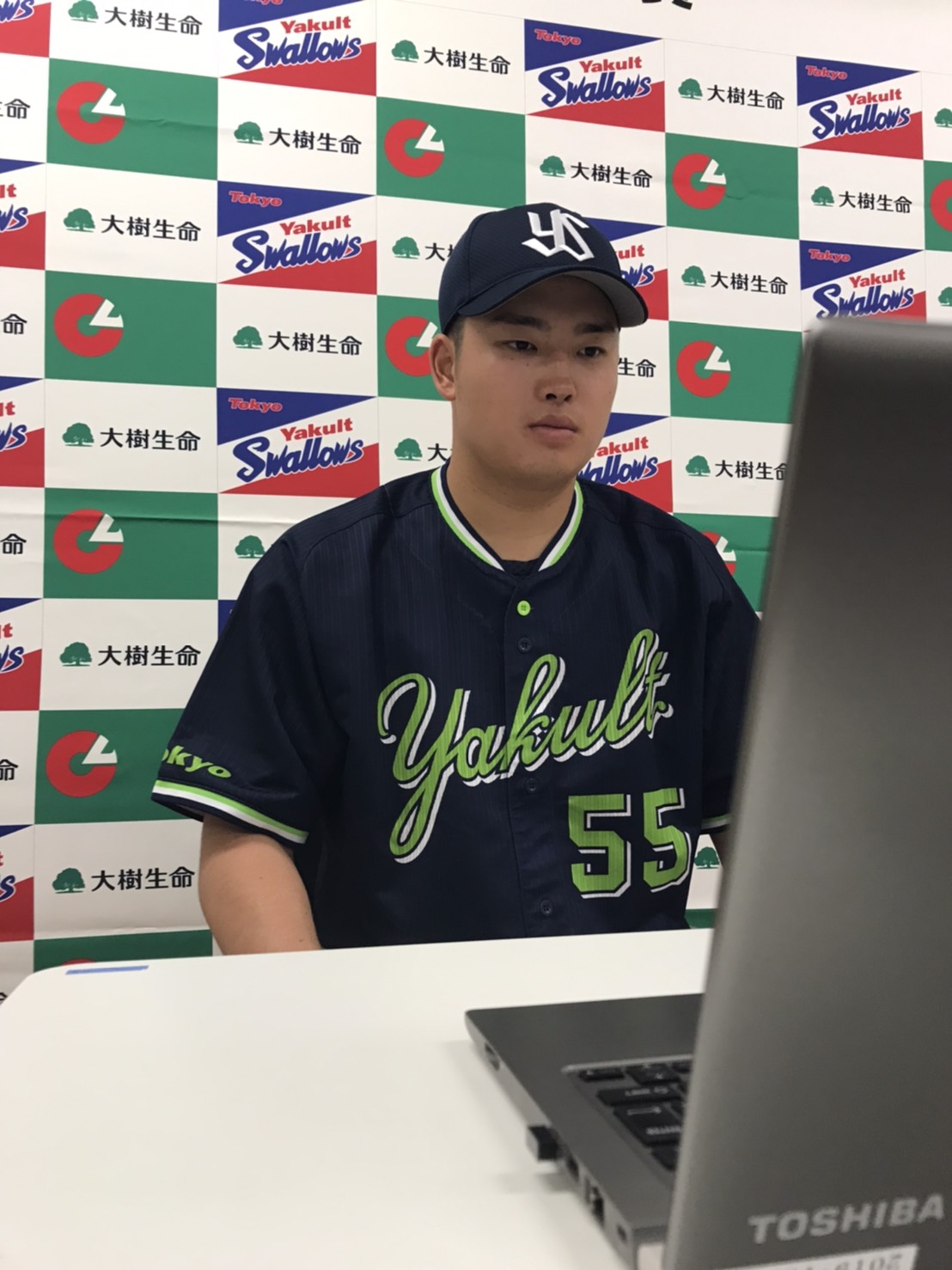 「大樹生命月間MVP賞」を初受賞し、オンライン会見で喜びを語ったヤクルト村上（球団提供）