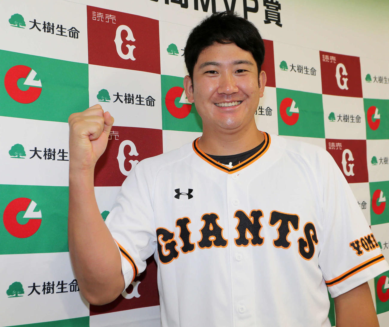 月間MVP賞に輝きガッツポーズする巨人菅野（球団提供）