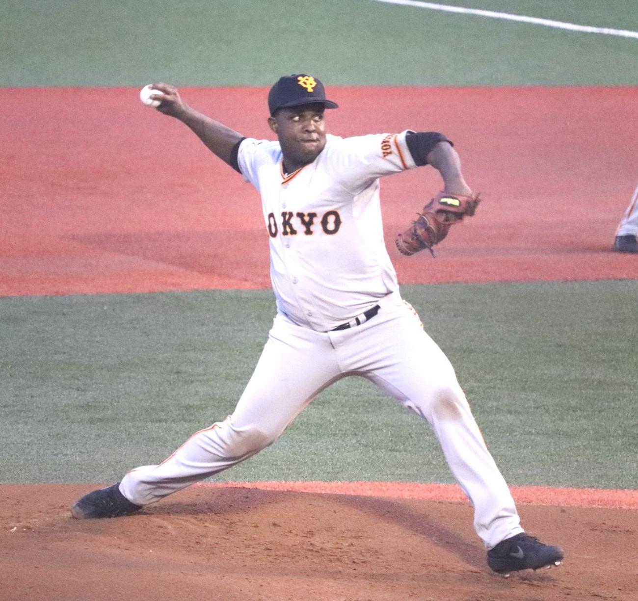 8日イースタン・リーグ　DeNA対巨人　力投する巨人デラロサ