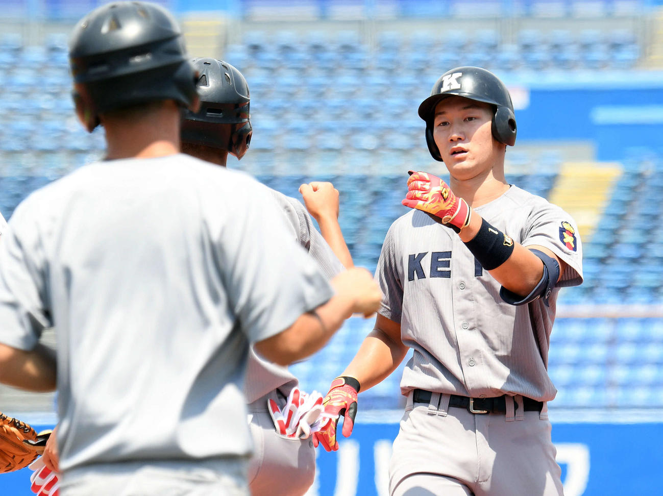 立大対慶大　2回裏慶大無死、左前打を放った正木（右）（撮影・滝沢徹郎）