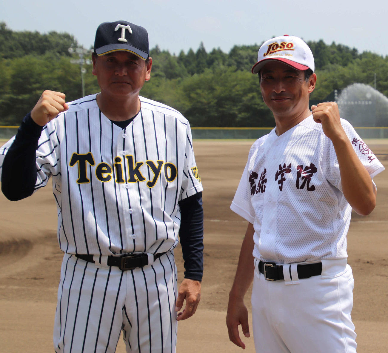 帝京長岡対常総学院　試合終了後、写真撮影に応じ、ガッツポーズを見せる帝京長岡・芝草監督（左）と常総学院・島田監督（2020年8月9日撮影）