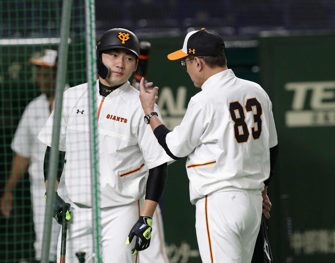 巨人対ヤクルト　試合前、原監督（右）に声を掛けられる丸（撮影・河野匠）