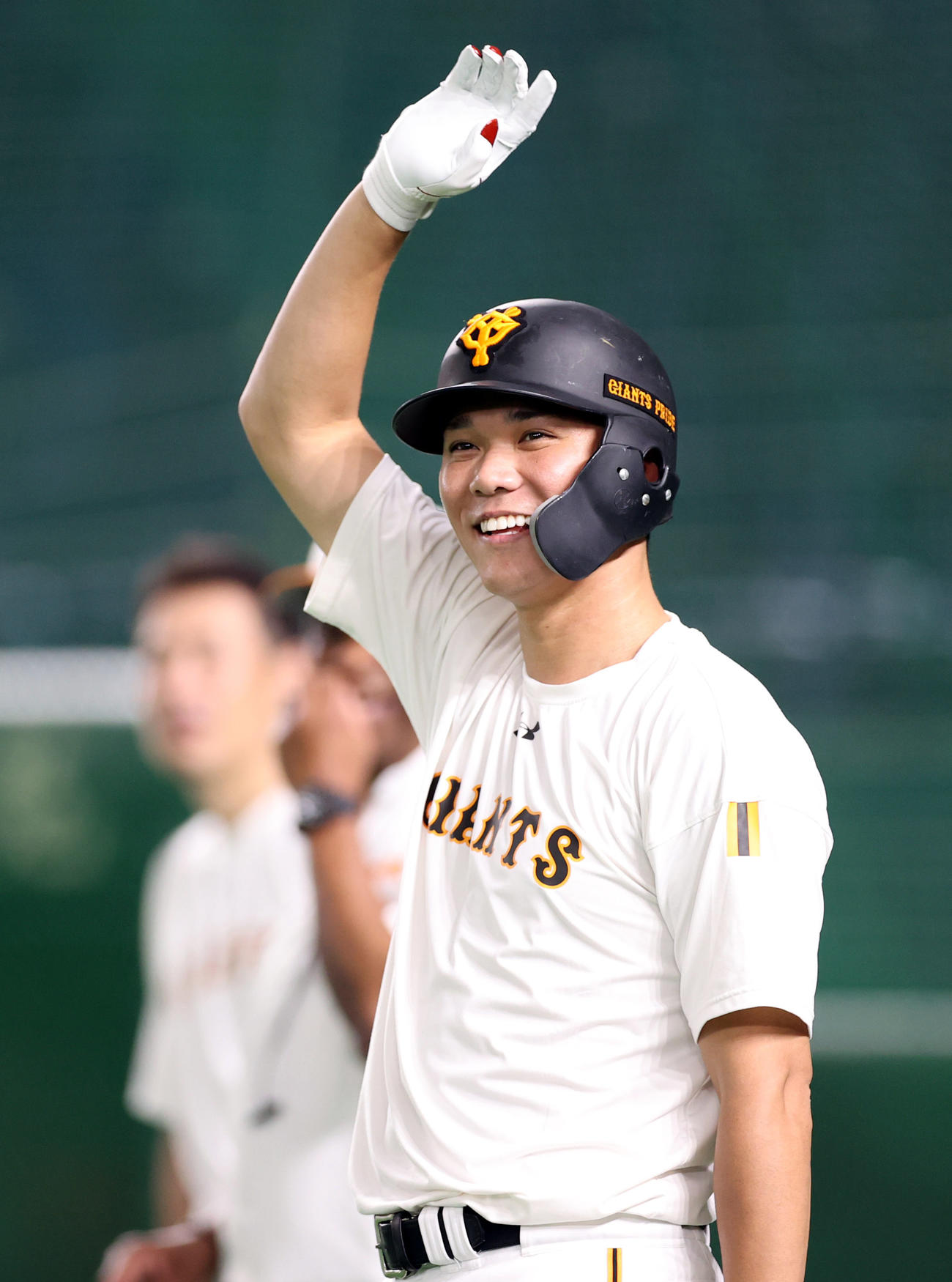 巨人対ヤクルト　試合前の練習で笑顔を見せる坂本（撮影・狩俣裕三）