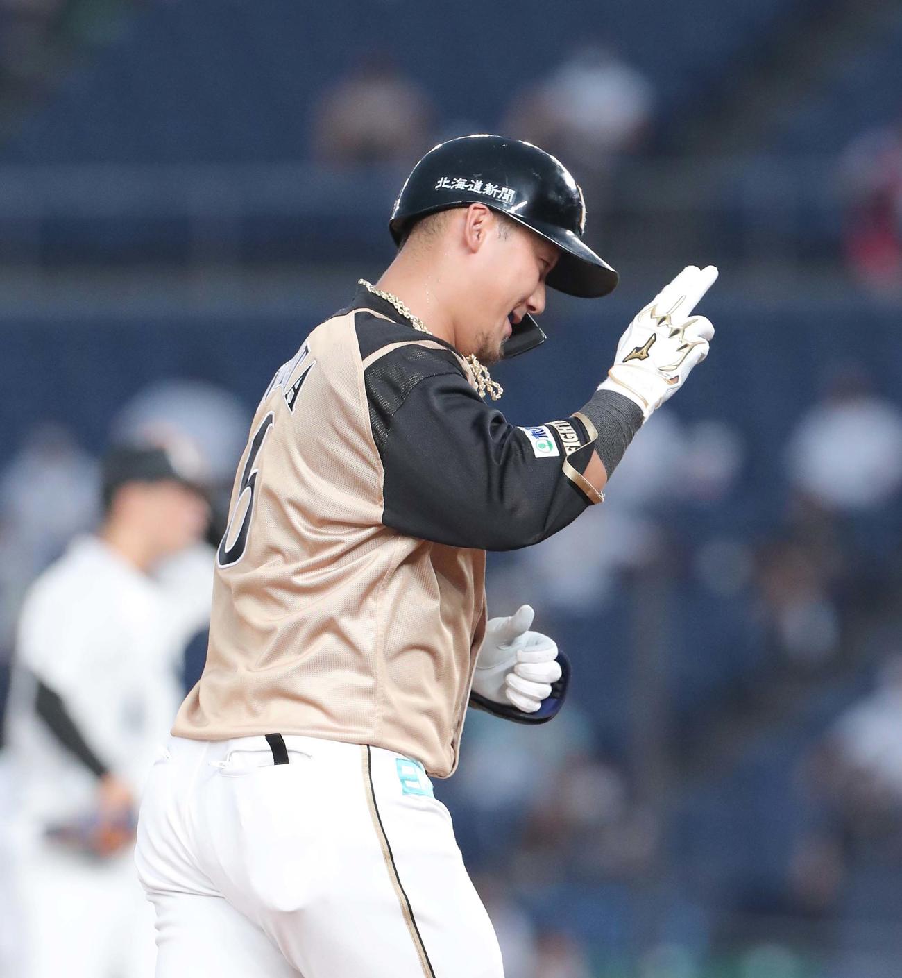 ロッテ対日本ハム　1回表日本ハム2死一塁、先制となる左越え2点本塁打を放ち笑顔でポーズをする中田（撮影・佐藤翔太）