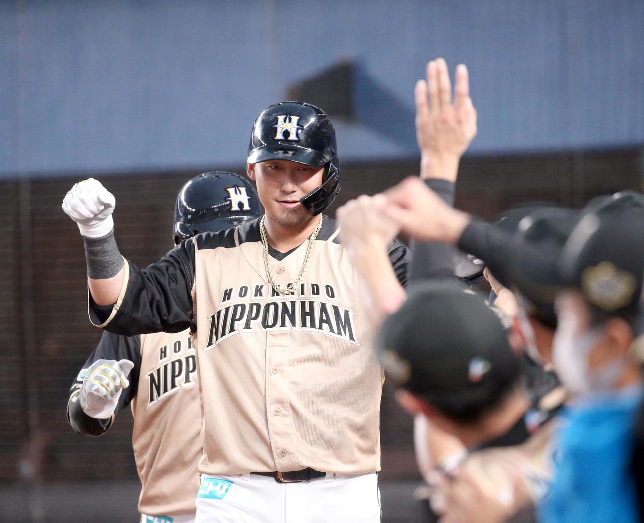 ロッテ対日本ハム　1回表日本ハム2死一塁、中田翔は先制となる左越え2点本塁打を放ちチームメートに出迎えられる（撮影・佐藤翔太）