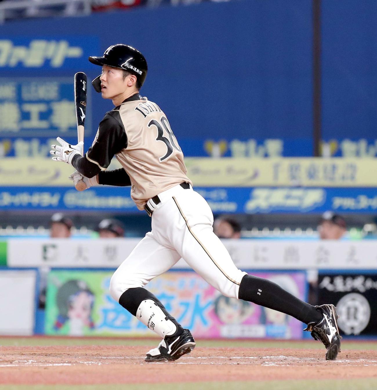 ロッテ対日本ハム　2回表日本ハム無死一、三塁、石井は中犠飛を放つ（撮影・佐藤翔太）