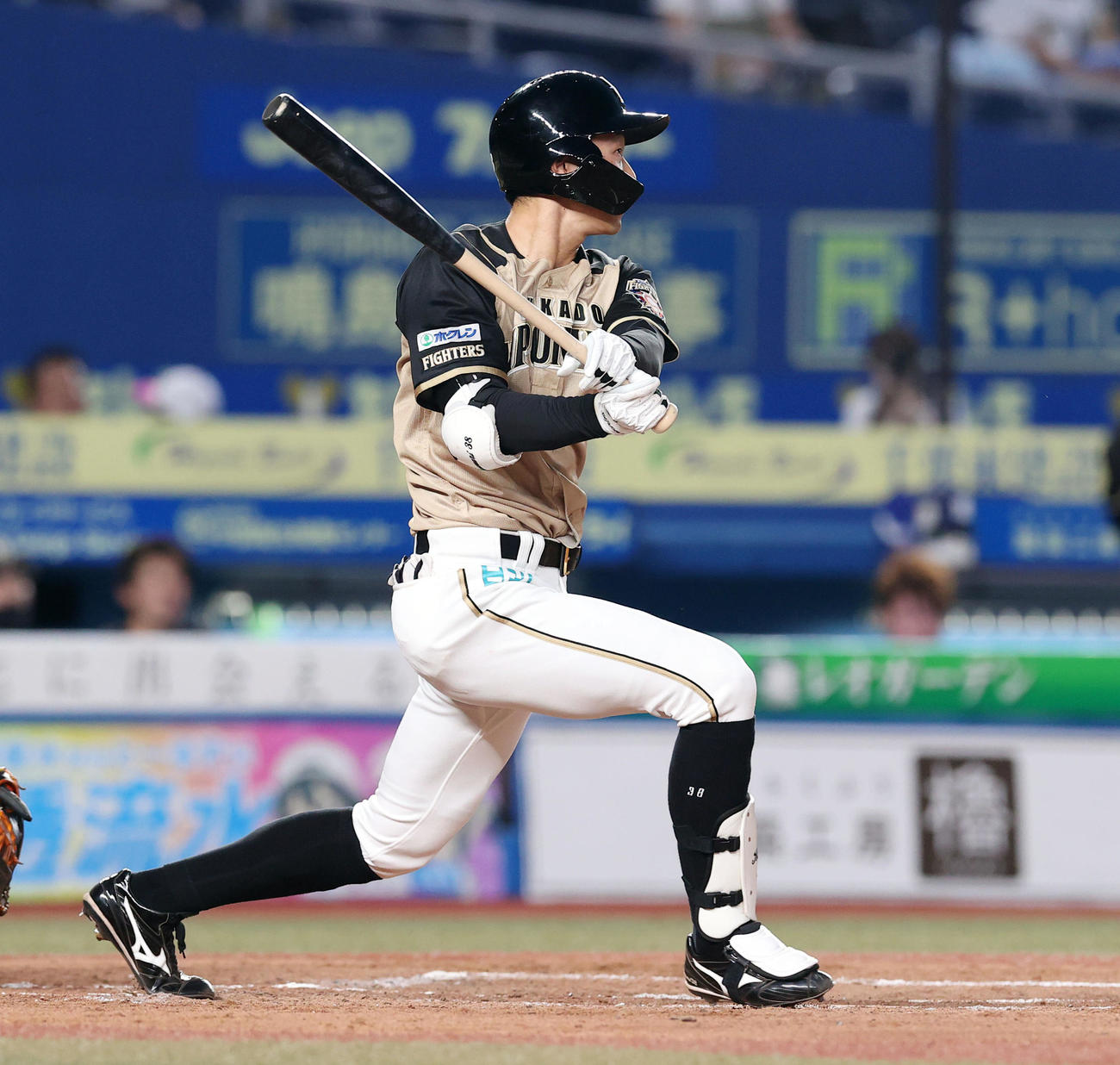 ロッテ対日本ハム　2回表日本ハム無死一、三塁、中犠飛を放つ石井（撮影・垰建太）