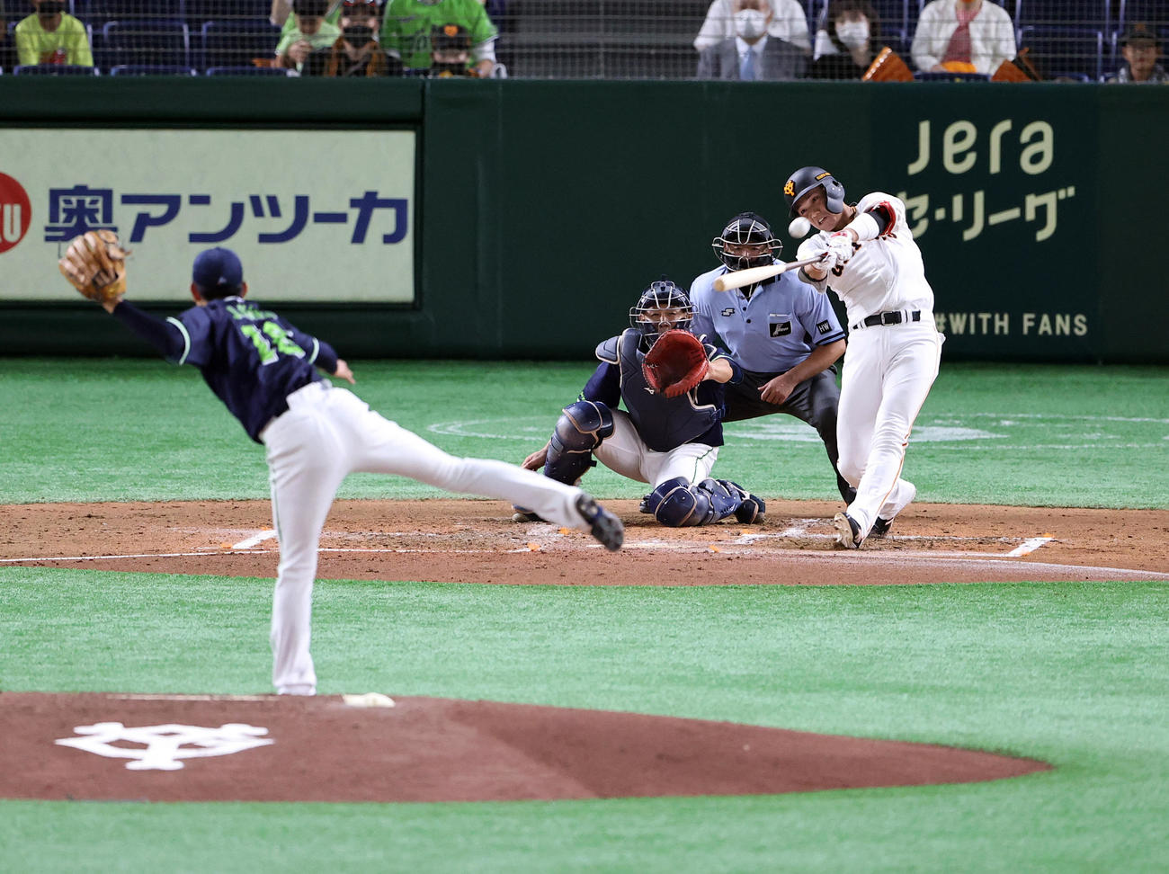 巨人対ヤクルト　2回裏巨人2死二塁、左越え2点本塁打を放つ坂本。投手原（撮影・浅見桂子）
