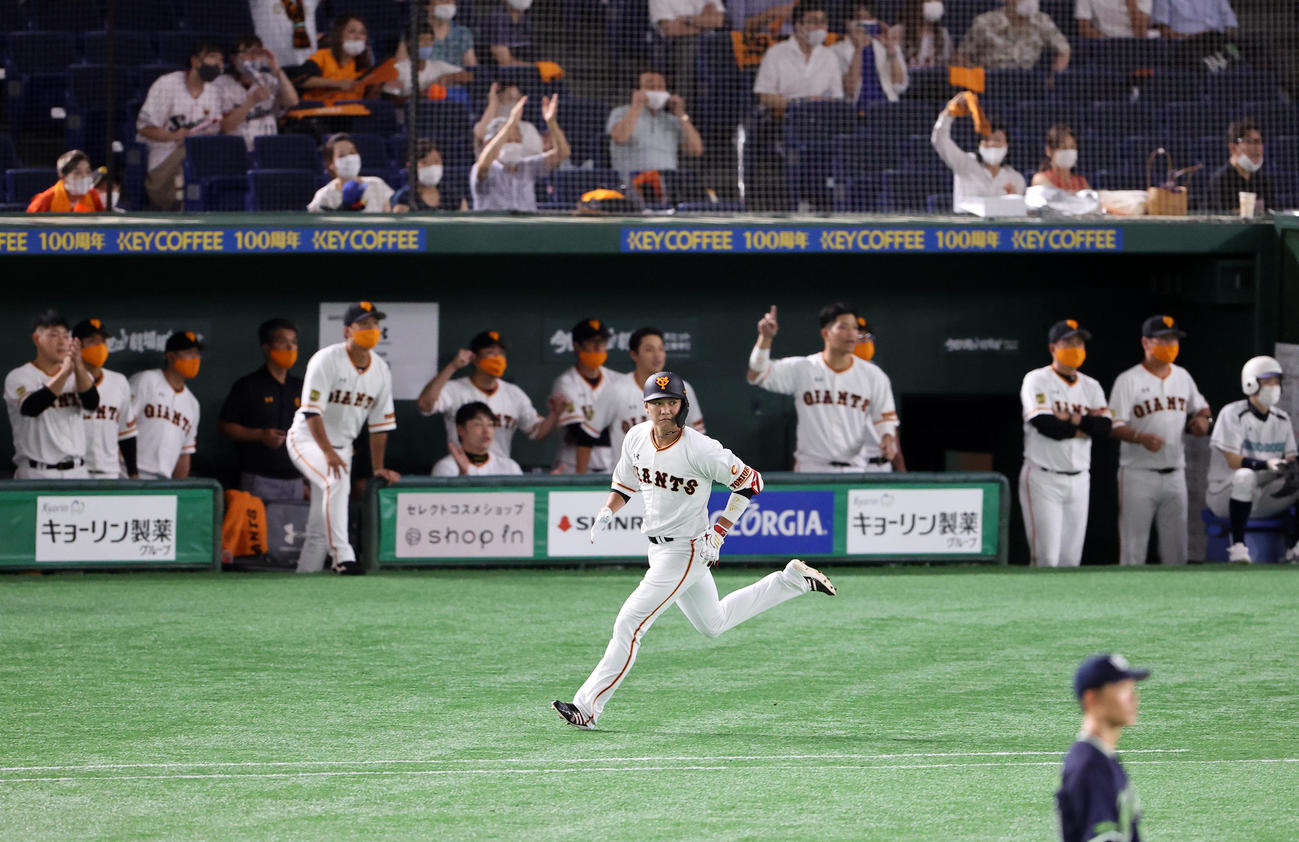 巨人対ヤクルト　2回裏巨人2死二塁、坂本は左翼2点本塁打を放ち、喜ぶ巨人ベンチ前を走る（撮影・浅見桂子）