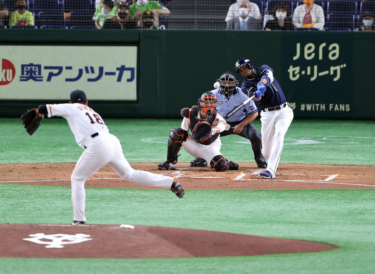 巨人対ヤクルト　2回表ヤクルト2死二塁、エスコバーは先制の中越え適時二塁打を放つ。投手菅野（撮影・浅見桂子）