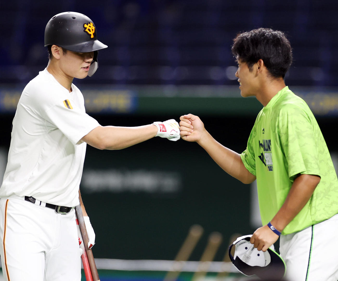 巨人対ヤクルト　光星学院の後輩の武岡（右）とタッチを交わす坂本（撮影・狩俣裕三）