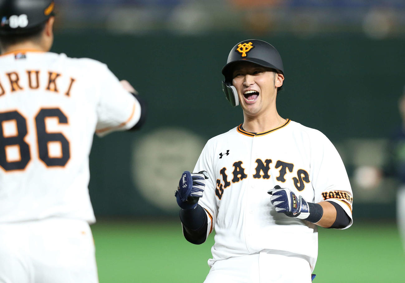 巨人対ヤクルト　2回裏巨人1死二、三塁、2点適時打を放ち笑顔を見せる吉川尚（撮影・河野匠）