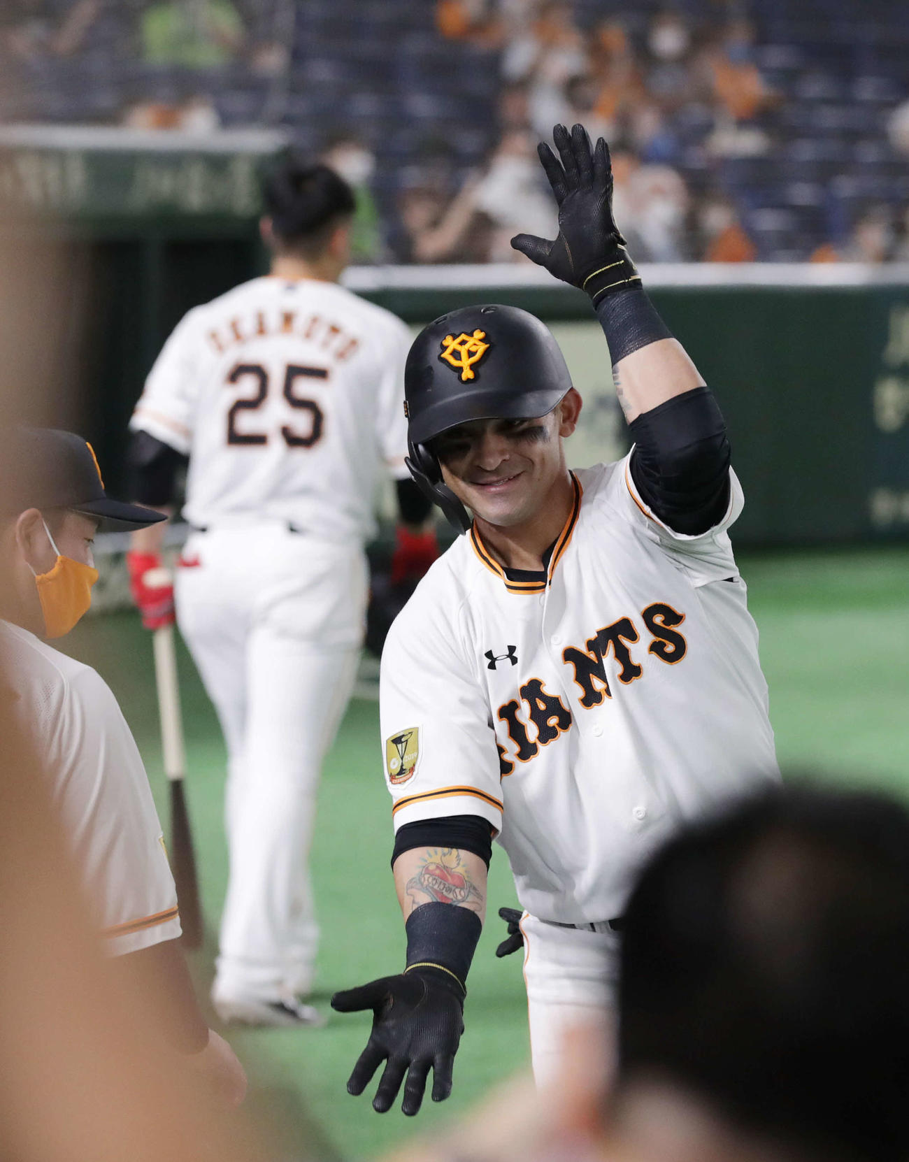 巨人対ヤクルト　2回裏巨人2死、右越え本塁打を放ち笑顔でシャークダンスを披露するパーラ（撮影・河野匠）