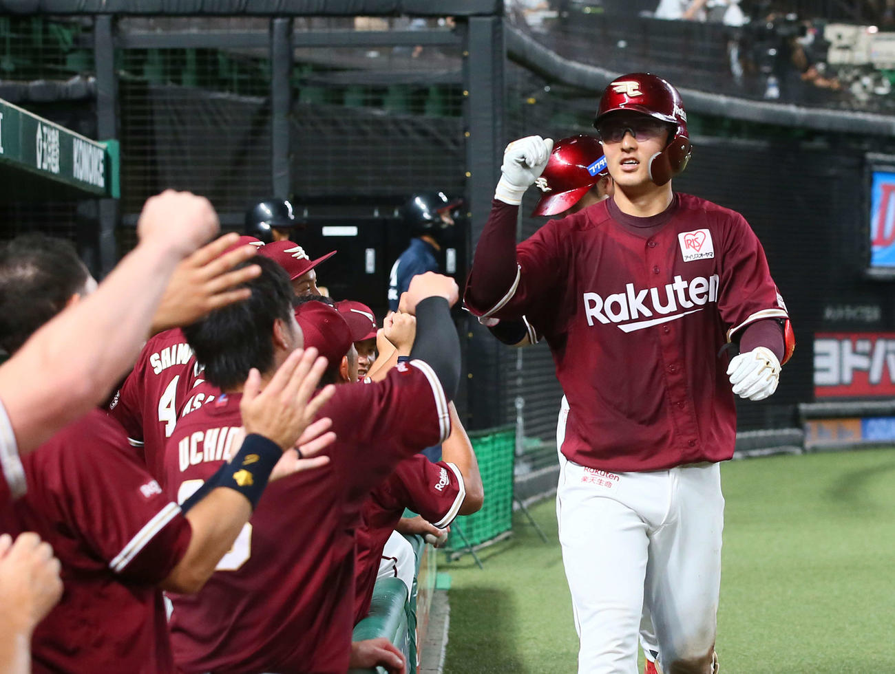 西武対楽天　4回表楽天1死三塁、中越え2点本塁打を放ちエアタッチ交わす太田（撮影・足立雅史）