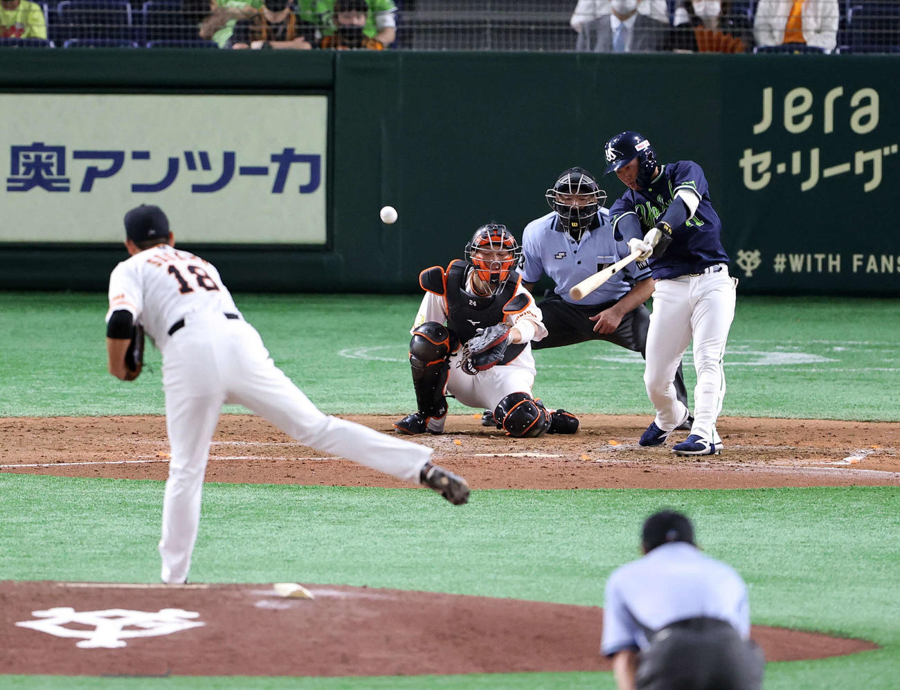 巨人対ヤクルト　5回表ヤクルト1死一塁、浜田（右）はプロ初安打となる中前打を放つ。投手菅野（撮影・浅見桂子）