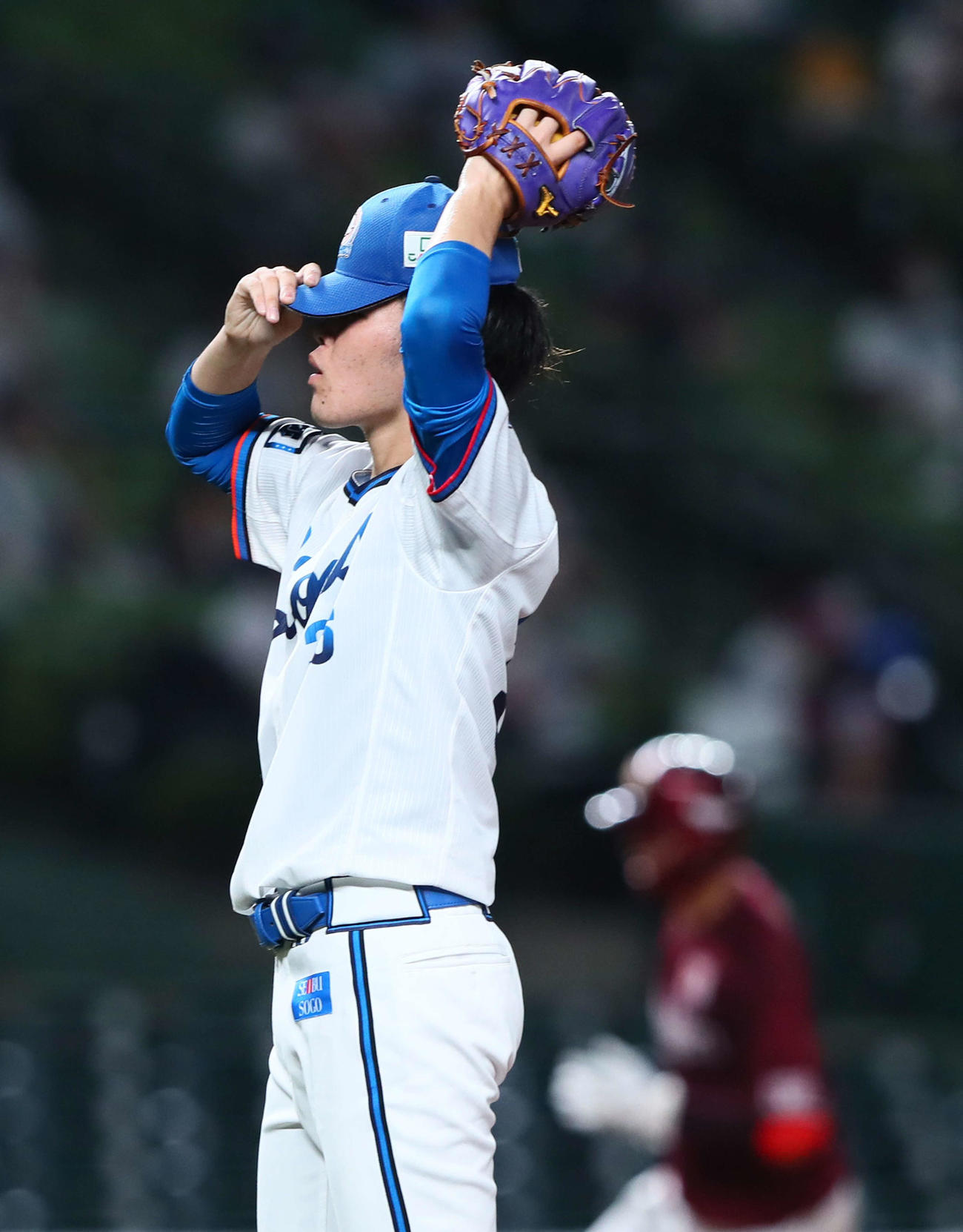 西武対楽天　4回表楽天1死三塁、太田（後方）に中越え2点本塁打を浴びた伊藤（撮影・足立雅史）