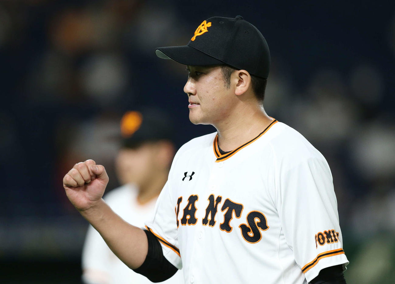 巨人対ヤクルト　1回表を抑え、ガッツポーズを見せながら引き揚げる菅野（撮影・河野匠）