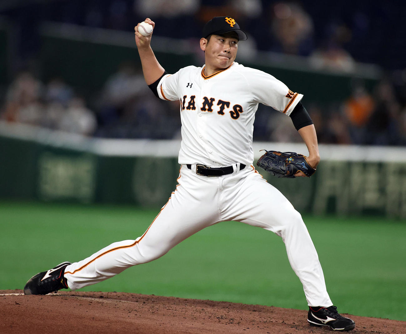 巨人対ヤクルト　巨人先発の菅野（撮影・狩俣裕三）