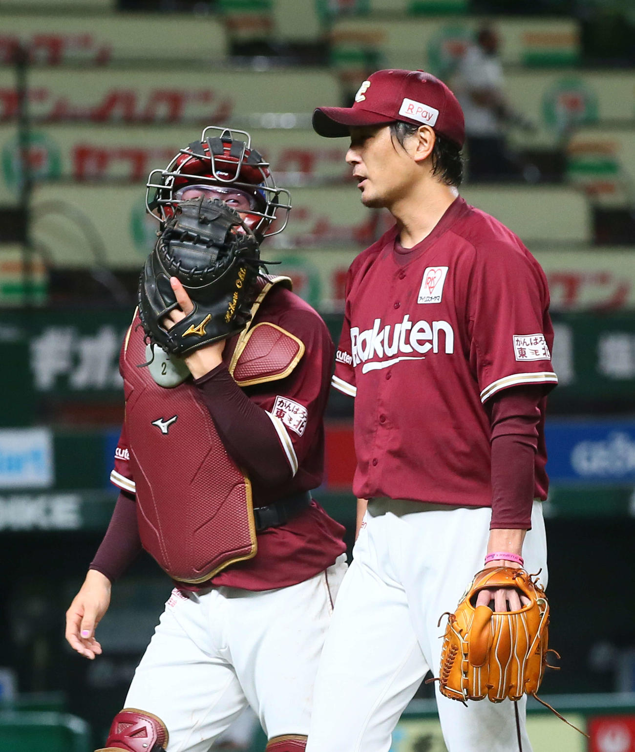 西武対楽天　自身7連勝を飾った楽天涌井（右）と捕手太田（撮影・足立雅史）