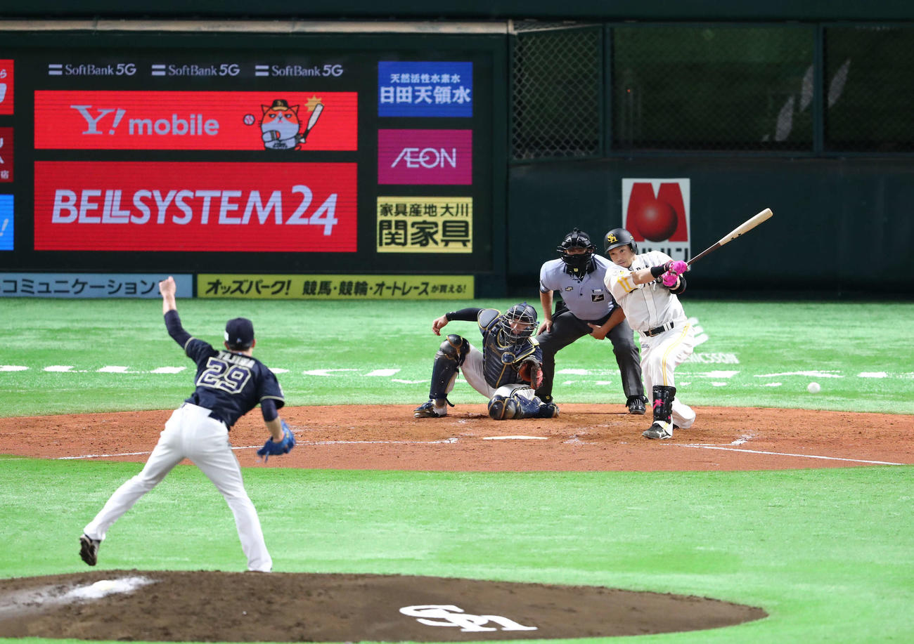 ソフトバンク対オリックス　5回裏ソフトバンク2死二、三塁、松田宣は左前先制2点適時打を放つ（撮影・梅根麻紀）