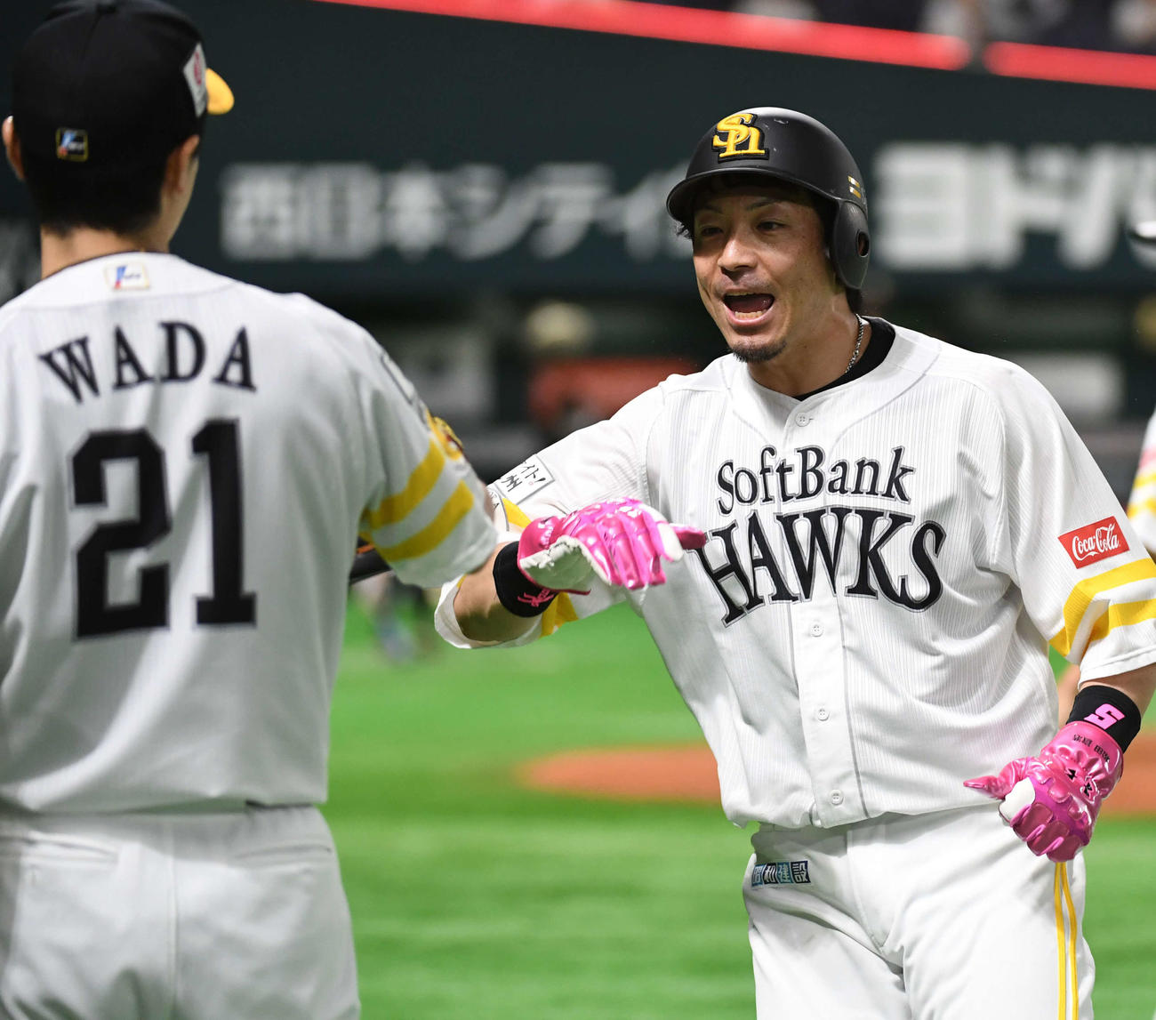 ソフトバンク対オリックス　5回裏に先制の2点適時打を放った松田宣（右）は先発和田と笑顔でタッチする（撮影・今浪浩三）