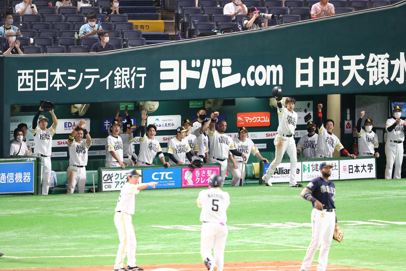 ソフトバンク対オリックス　5回裏ソフトバンク2死二、三塁、松田宣（手前）の左前先制2点適時打に盛り上がるソフトバンクナイン（撮影・梅根麻紀