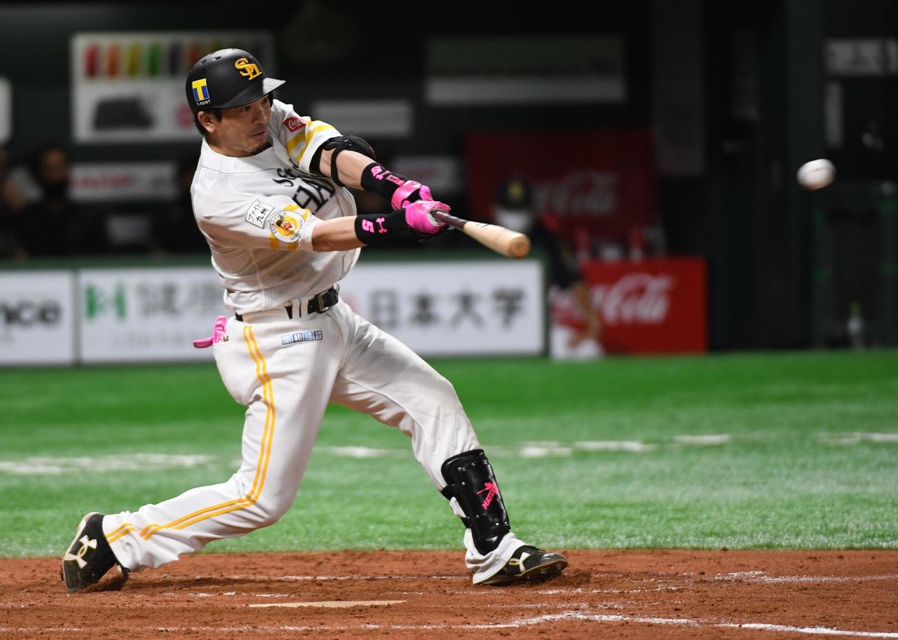 ソフトバンク対オリックス　8回裏ソフトバンク2死一、三塁、松田宣浩は中前適時打を放つ（撮影・今浪浩三）