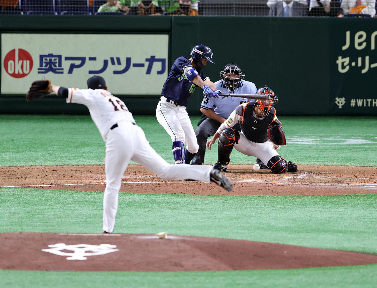 巨人対ヤクルト　3回表ヤクルト無死、武岡はたたき付ける打撃で内野安打を放つ。投手菅野（撮影・浅見桂子）